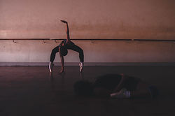 Danseurs de ballet dans un studio
