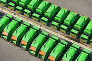 Reihe grüner Lastwagen