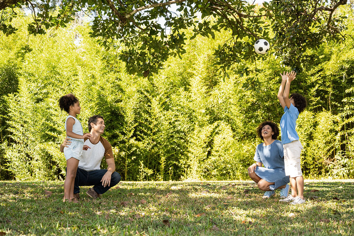 Famille jouant avec ballon