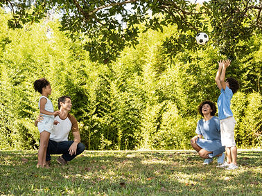 Familie spielt mit Ball