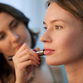 Make-up auftragen in Großaufnahme