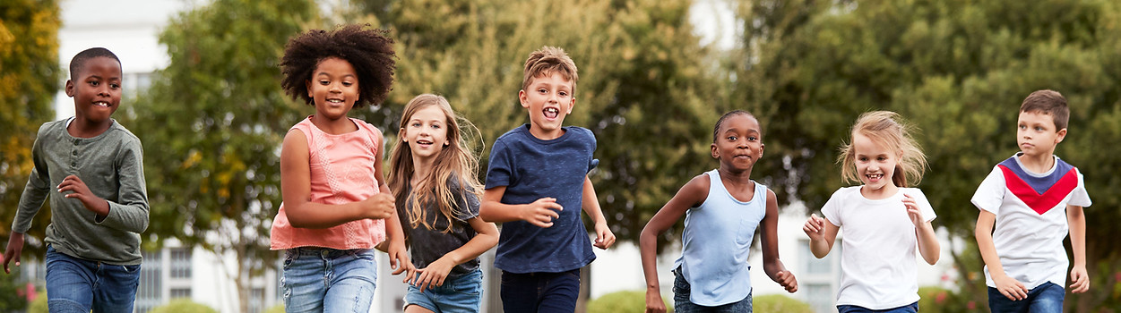 Kinder, die im Freien laufen