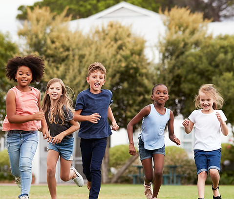 les enfants en cours d'exécution