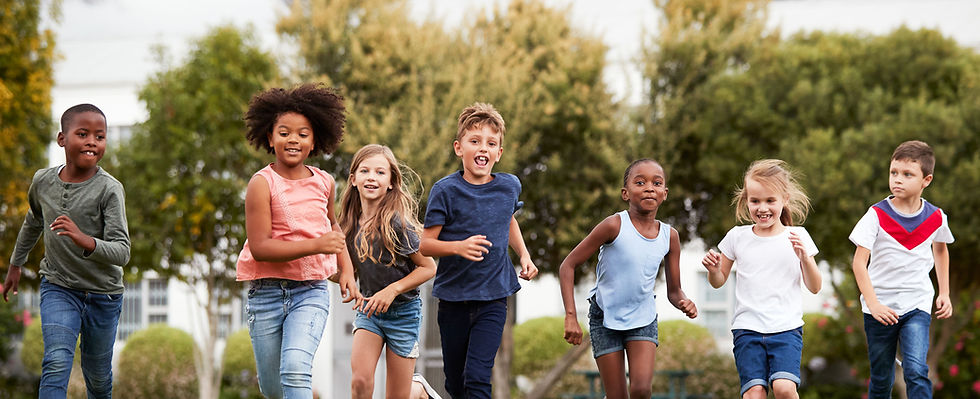 les enfants en cours d'exécution
