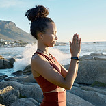 Femme pratiquant le yoga