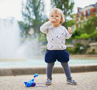 Enfant qui suce son pouce ou met ses doigts dans sa bouche
