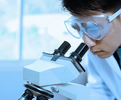 Pesquisador olhando para o microscópio