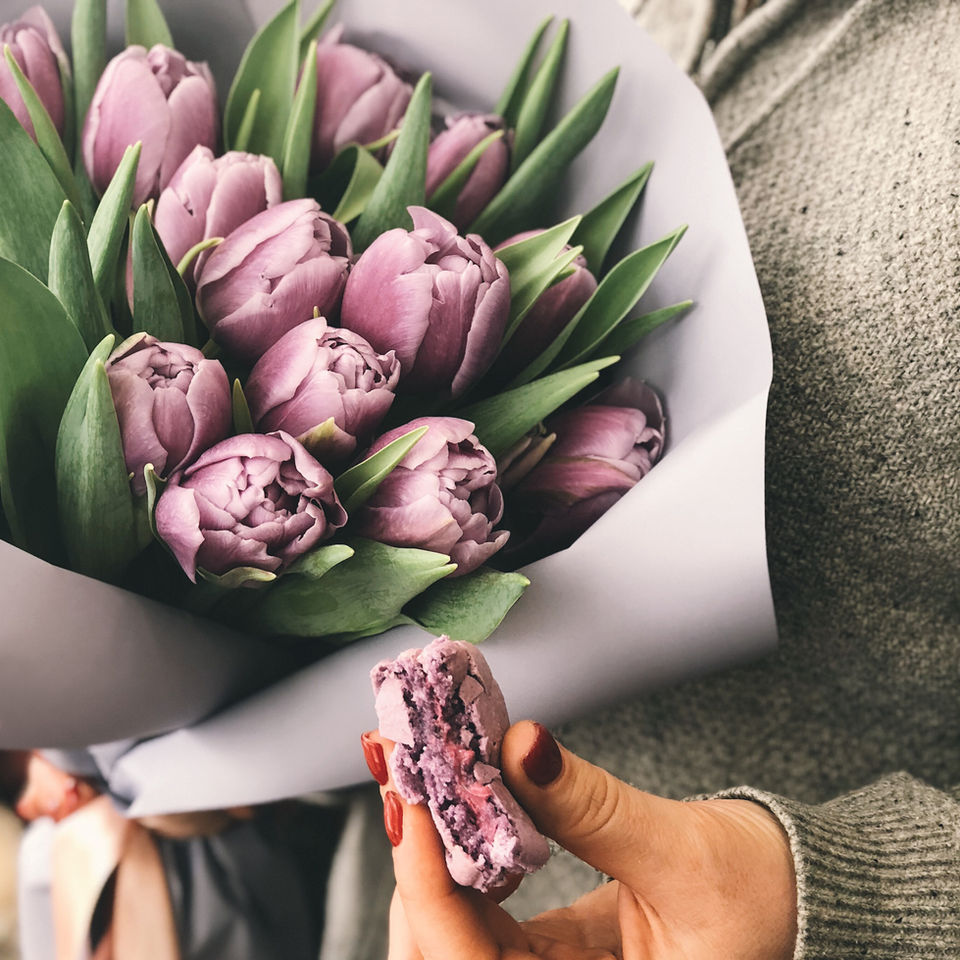 Bouquet de tulipes mauves et macaron