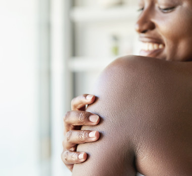 Femme prenant soin de sa peau