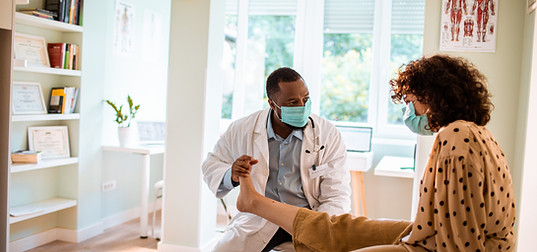 Médecin examinant le pied