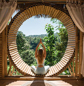 Femme méditant dans la nature