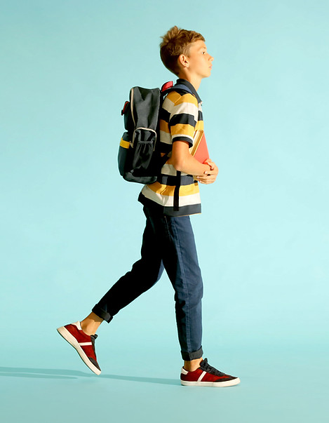 リュックを背負って歩く少年