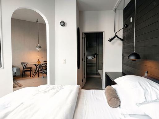 Odkrijte, kako odišavljanje apartmajev vpliva na prvi vtis, občutek čistoče in ocene gostov na Bookingu ter Airbnbju.