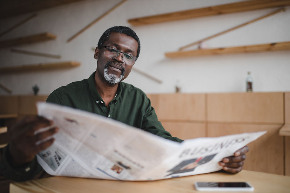 hombre leyendo periódico