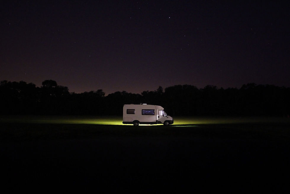 Paisaje nocturno de una furgoneta camper