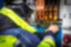 Elektriker repariert Schalttafel: Sicherer Service