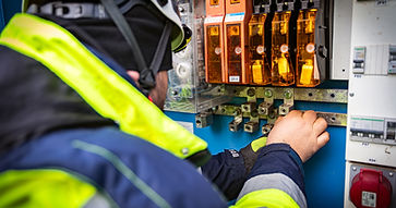 Serviceteknikere på arbejde på en byggeplads