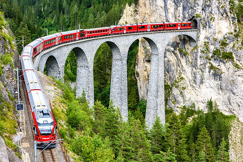 Binario ferroviario in montagna