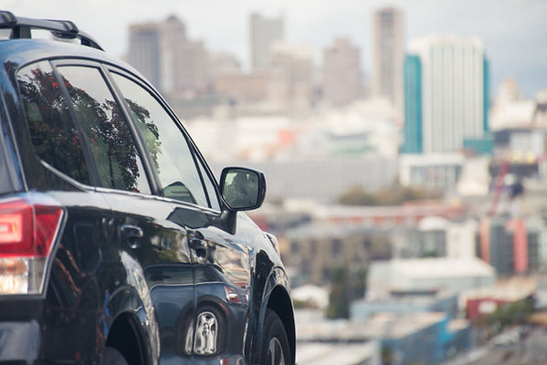 都市景観の中の車