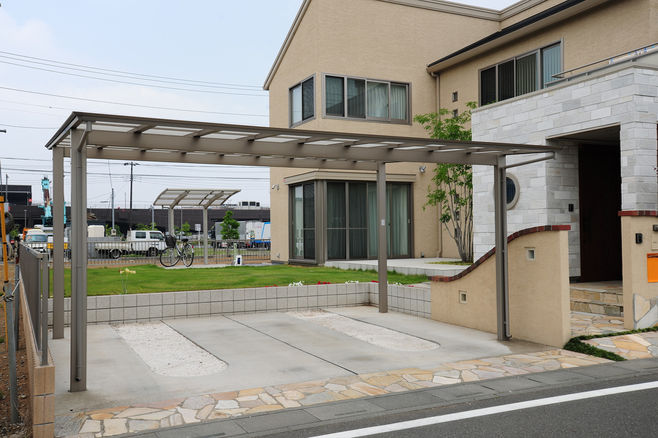 閑静な住宅街のカーポート