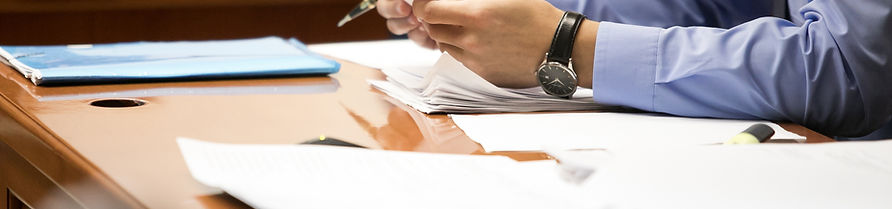 Vários documentos em uma mesa