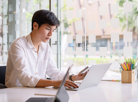 Trabalhando no laptop