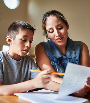 Ayudando a un alumno