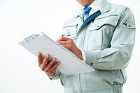 現地調査をする男性社員