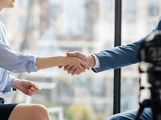 カメラの前での握手