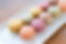Présentoir de macarons colorés