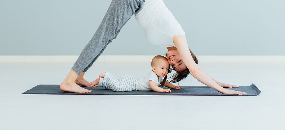 Mère faisant du yoga avec bébé