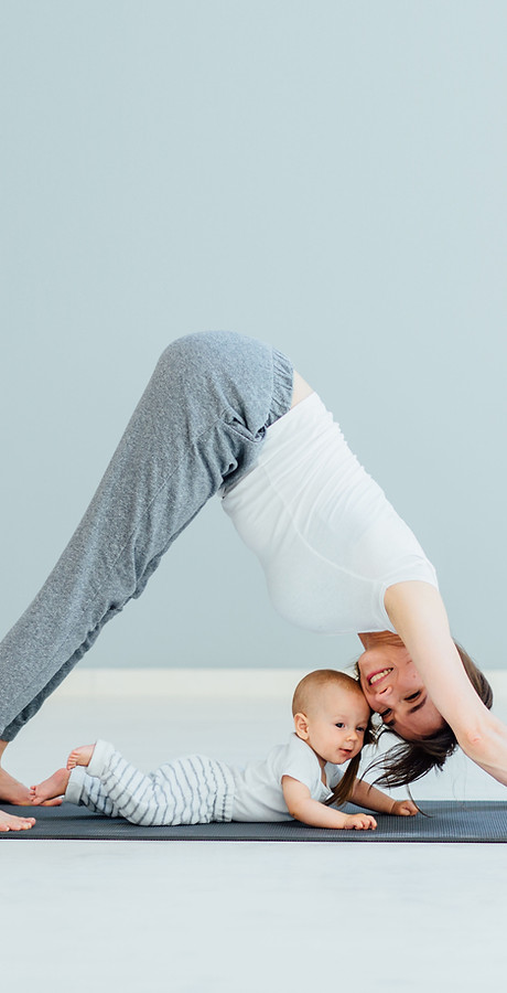 Mère faisant du yoga avec bébé
