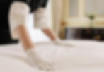 La femme de ménage lisse le lit