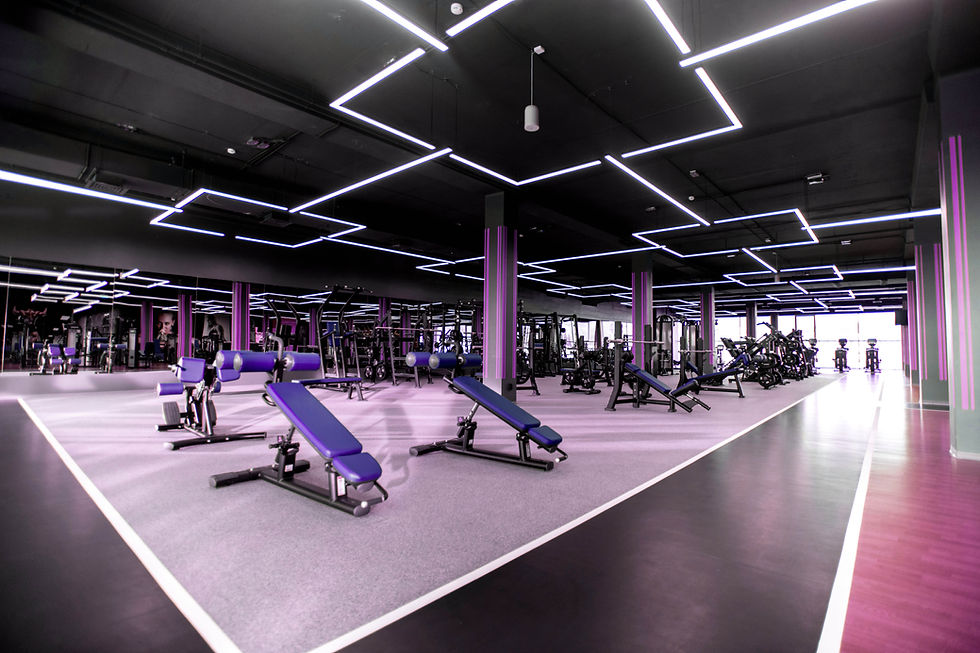 Modernes Fitnessstudio-Interieur