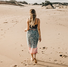 Mulher caminhando na praia