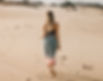Mulher caminhando na praia