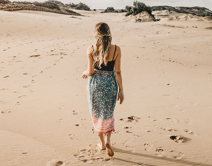 Mulher caminhando na praia