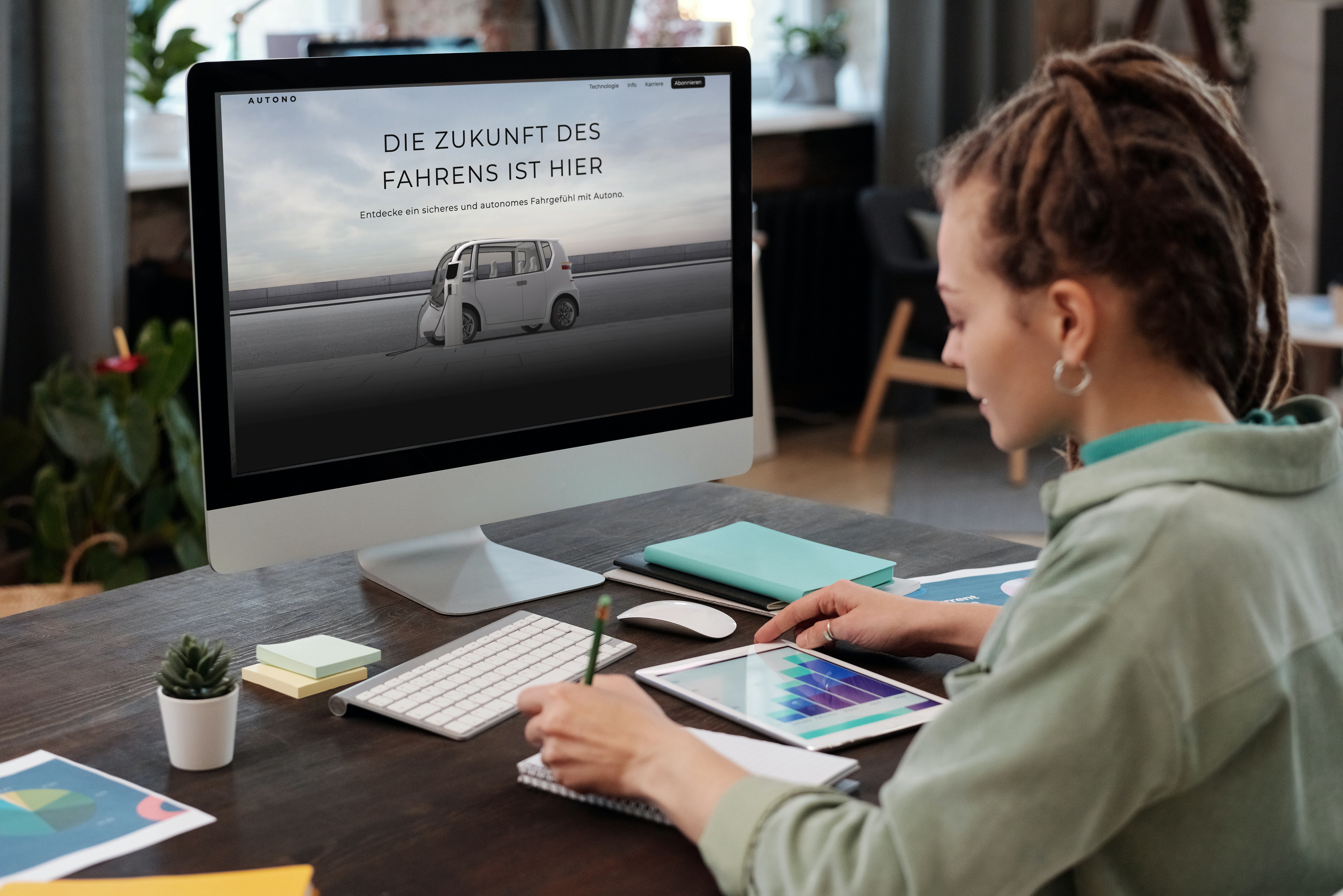 Une femme web designer au travail