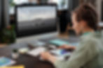 Web designer donna al lavoro