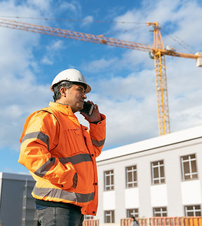 Operário da construção civil ao ar livre