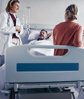 Visite chez le médecin dans la chambre d’hôpital, aléa de la vie qui peut arriver. nous vous protégeons avec nos solutions de prévoyance.