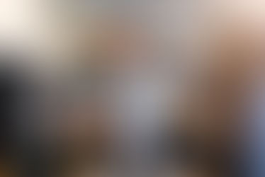 Barista italiana prepara un espresso al bar per un cliente