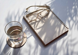Brille und Notizbuch