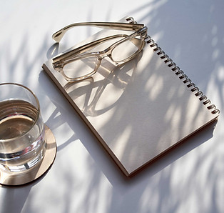 Vasos y cuaderno