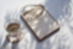 Brille und Notizbuch