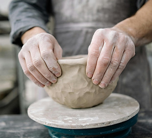 Handen die de Pot van de Klei vormen