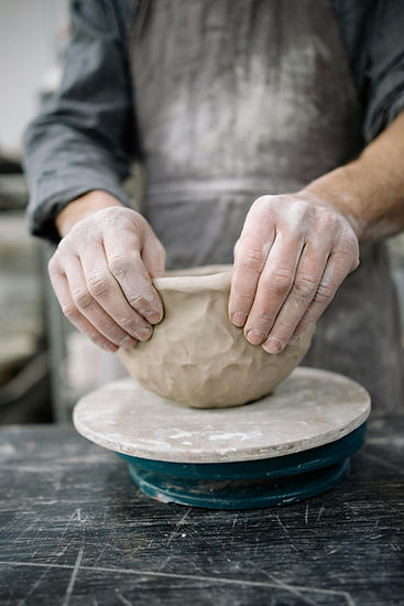 Mains de poterie