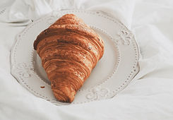 Croissant sur l'assiette