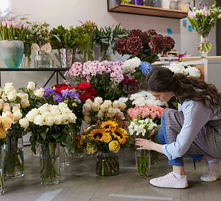 Floristería arreglando flores