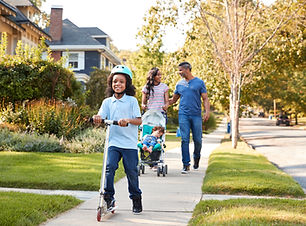 Promenade en famille à l'extérieur